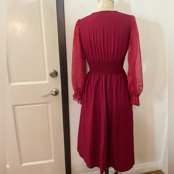 WOMEN'S LONG SLEEVE V-NECK SMOCKED WAIST BUTTON DETAIL MIDI DRESS - Picture 5 of 7